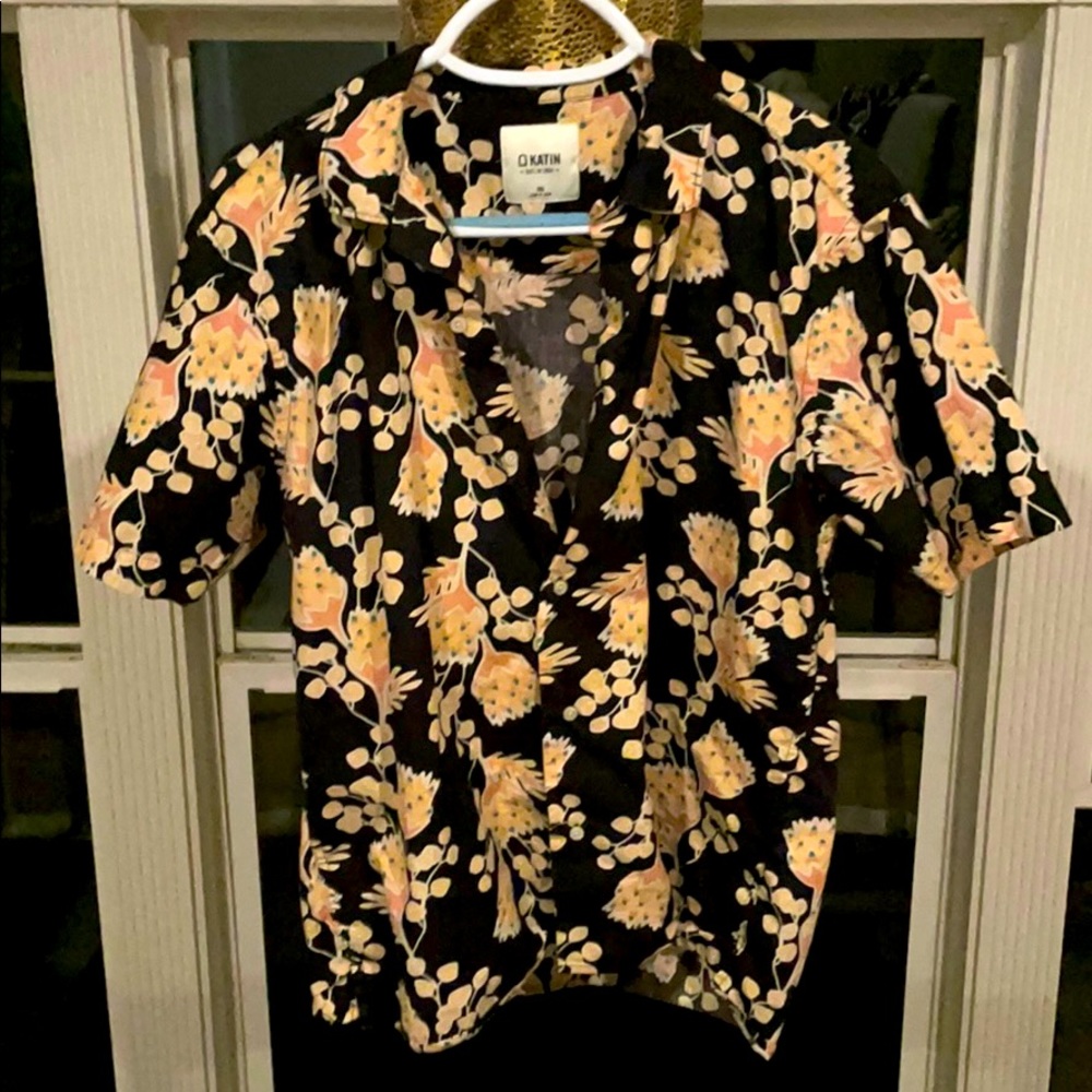 Super comfortable Katin nice floral short sleeve.